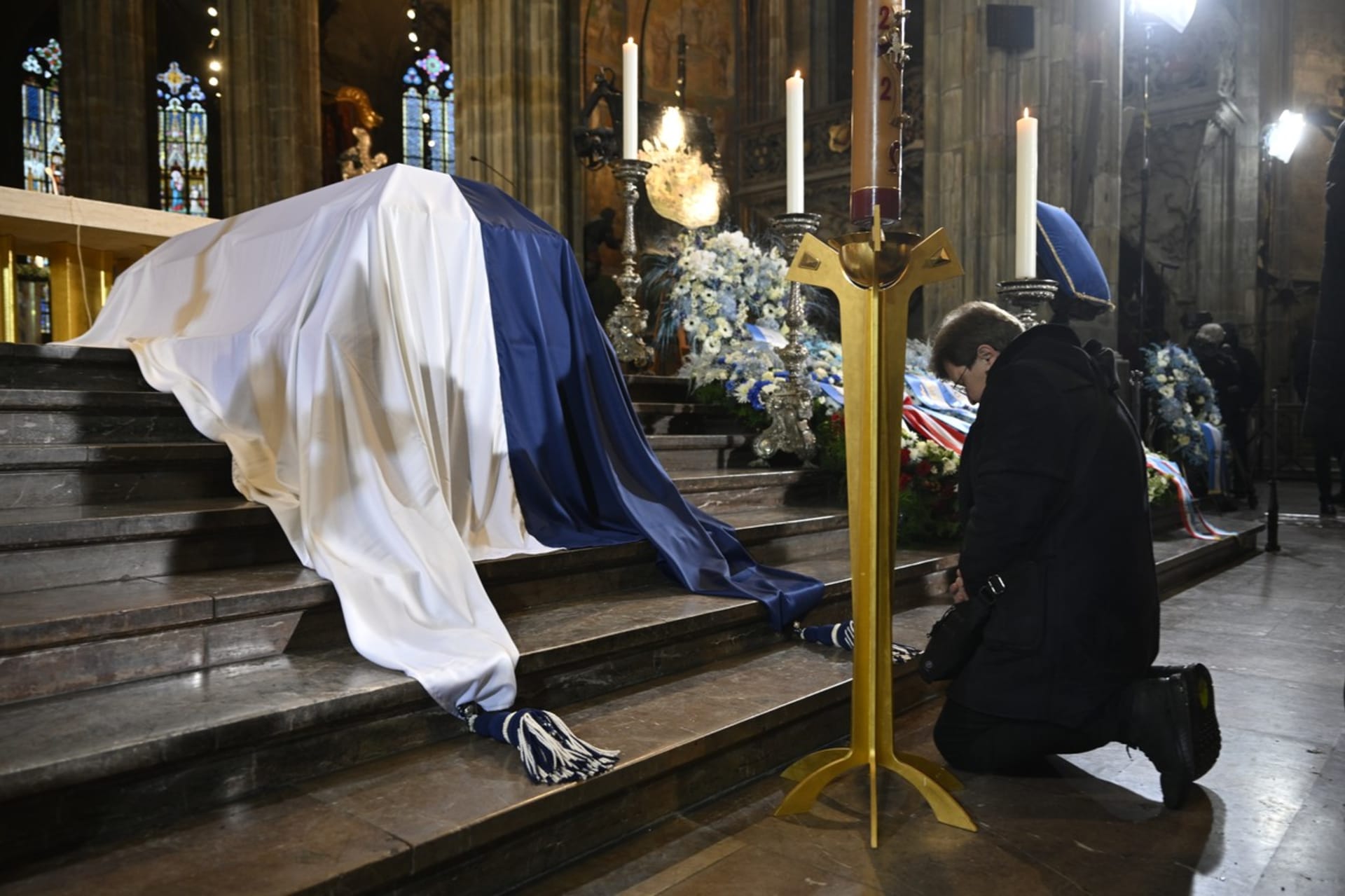 Rakev s ostatky Karla Schwarzenberga byla připravena v Katedrále svatého Víta k poslednímu rozloučení (9. 12. 2023).