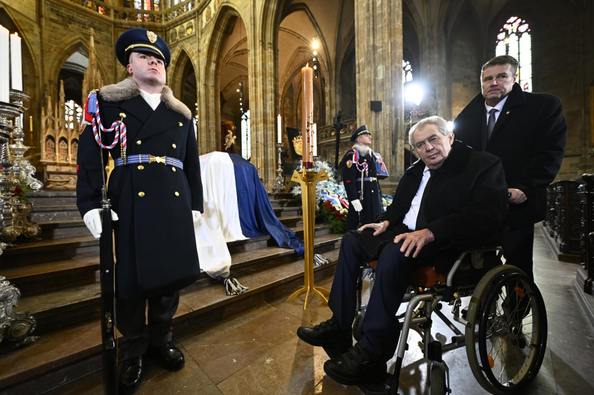 Na pohřeb Karla Schwarzenberga dorazil i bývalý prezident Miloš Zeman (9. 12. 2023).