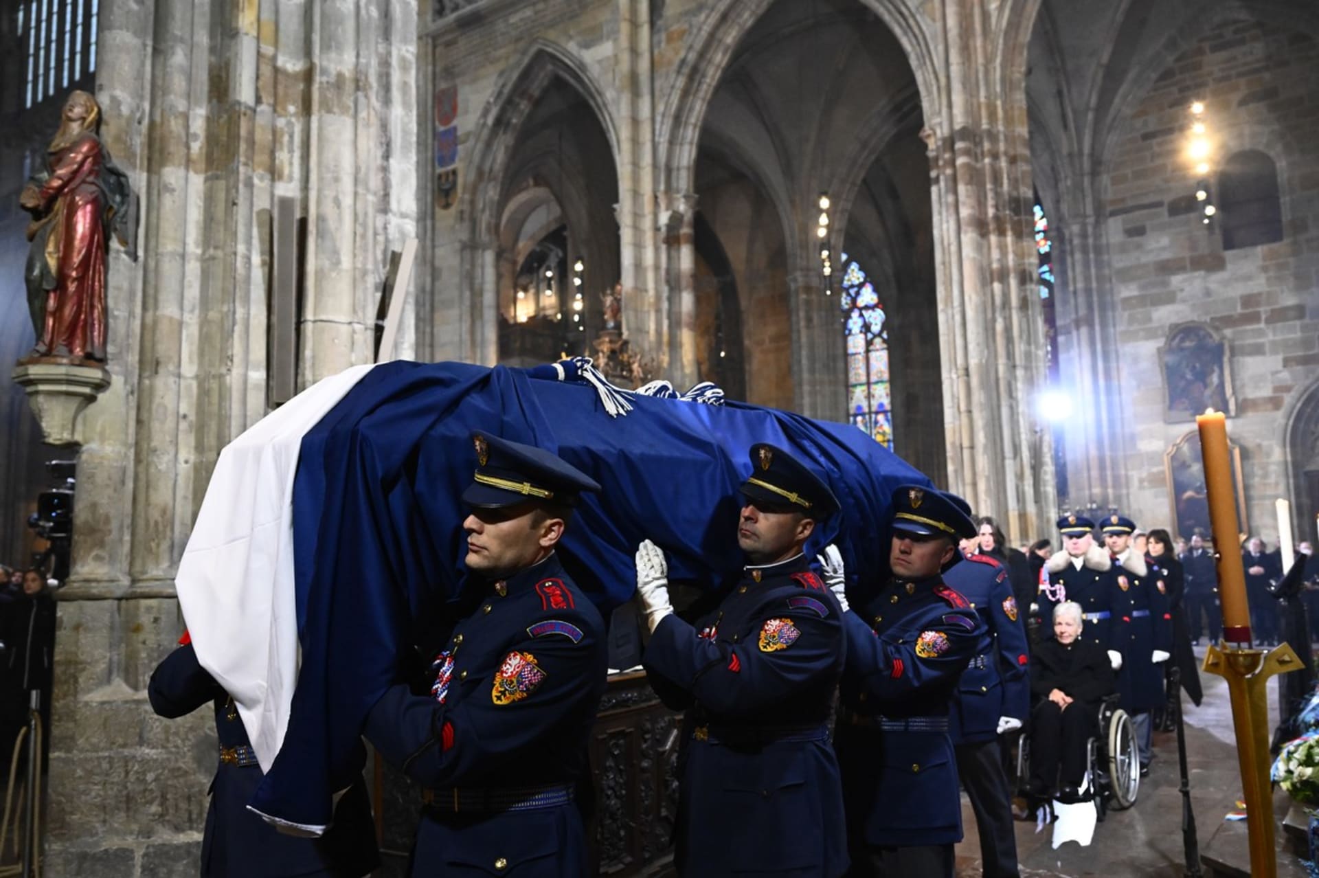 Členové Hradní stráže vynášejí rakev s ostatky Karla Schwarzenberga z Chrámu svatého Víta (9. 12. 2023).