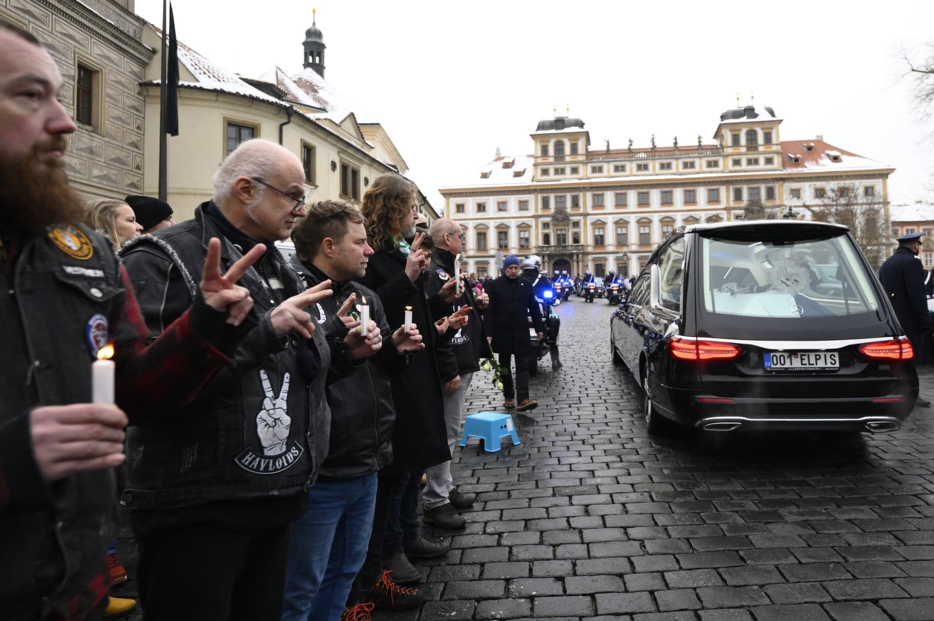 Černá limuzína s rakví Karla Schwarzenberga opustila areál Pražského hradu. Lidé doprovodil vůz hlasitým potleskem (9. 12. 2023).