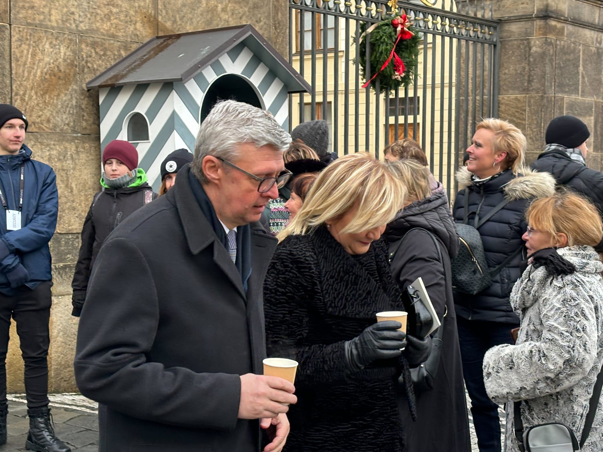 Karel Havlíček a Alena Schillerová (oba ANO) opouštějí pohřeb Karla Schwarzenberga (9. 12. 2023).