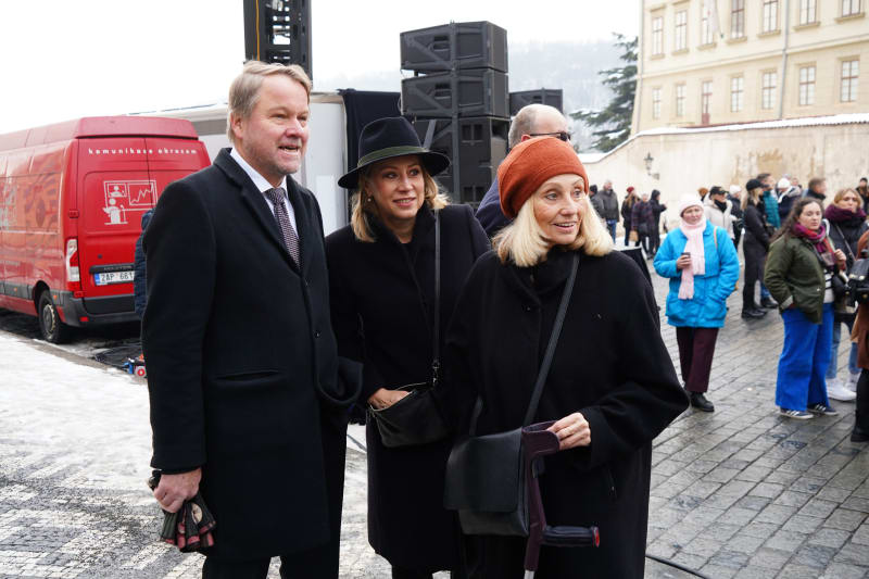Martin Bursík s manželkou Kateřinou a Olgou Sommerovou. 