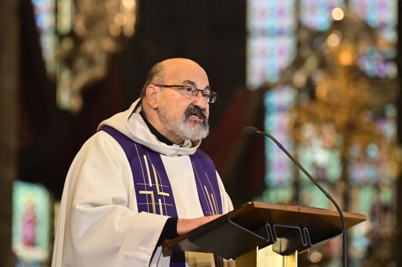 Monsignore Tomáš Halík během kázání při zádušní mši za Karla Schwarzenberga (9. 12. 2023)