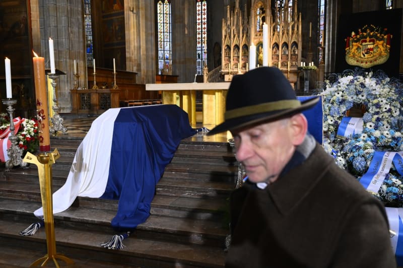 Rakev s ostatky Karla Schwarzenberga byla připravena v Katedrále svatého Víta k poslednímu rozloučení (9. 12. 2023).