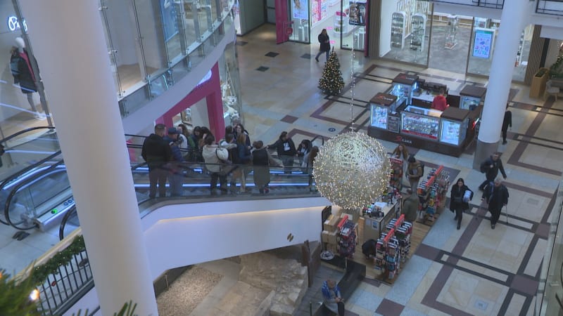 Stále se opakující vánoční hudba v obchodních centrech má podle marketérů svůj význam.
