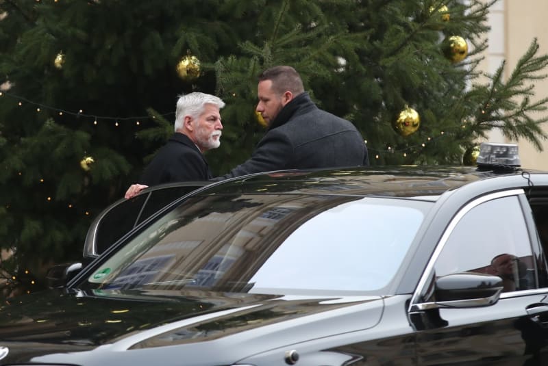 Na pohřeb Karla Schwarzenberga dorazil prezident Petr Pavel se svou ženou Evou Pavlovou (9. 12. 2023).