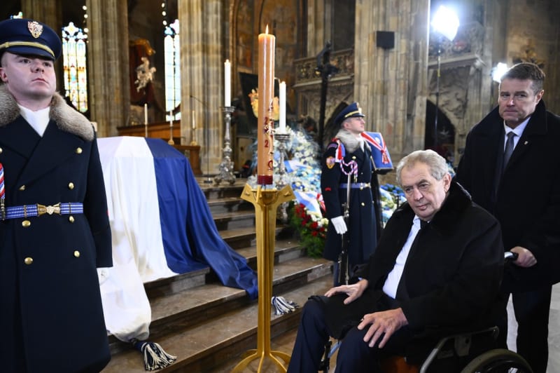 Na pohřeb Karla Schwarzenberga dorazil i bývalý prezident Miloš Zeman (9. 12. 2023).