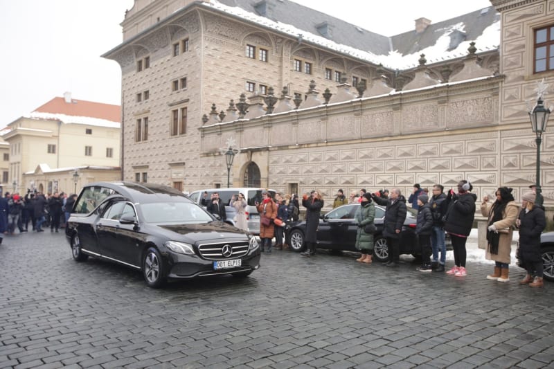 Černá limuzína s ostatky Karla Schwarzenberga opustila areál Pražské hradu (9. 12. 2023).