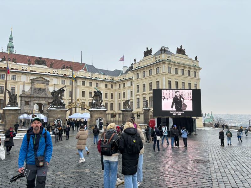 Na Hradčanském náměstí je v 10:00 prozatím několik desítek lidí, často se ale prozatím jedná o procházející turisty (9. 12. 2023).
