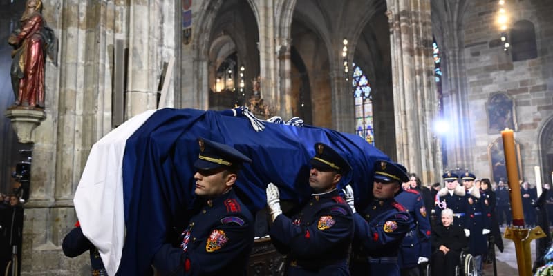 Členové Hradní stráže vynášejí rakev s ostatky Karla Schwarzenberga z Chrámu svatého Víta (9. 12. 2023).