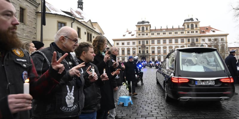 Černá limuzína s rakví Karla Schwarzenberga opustila areál Pražského hradu. Lidé doprovodil vůz hlasitým potleskem (9. 12. 2023).