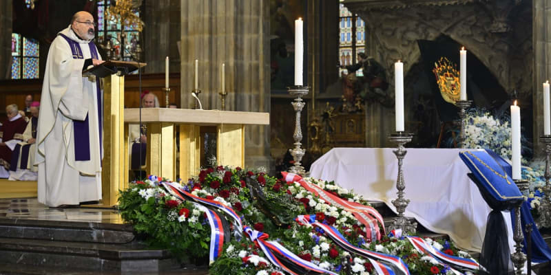 Monsignore Tomáš Halík během kázání při zádušní mši za Karla Schwarzenberga (9. 12. 2023)