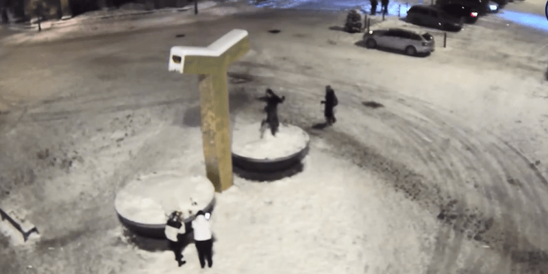 Městští policisté v Plzni řešili případ ženy, která tančila na zazimované kašně.