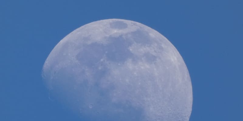 Měsíc je za dne poněkud vybledlý, je ale běžně vidět.