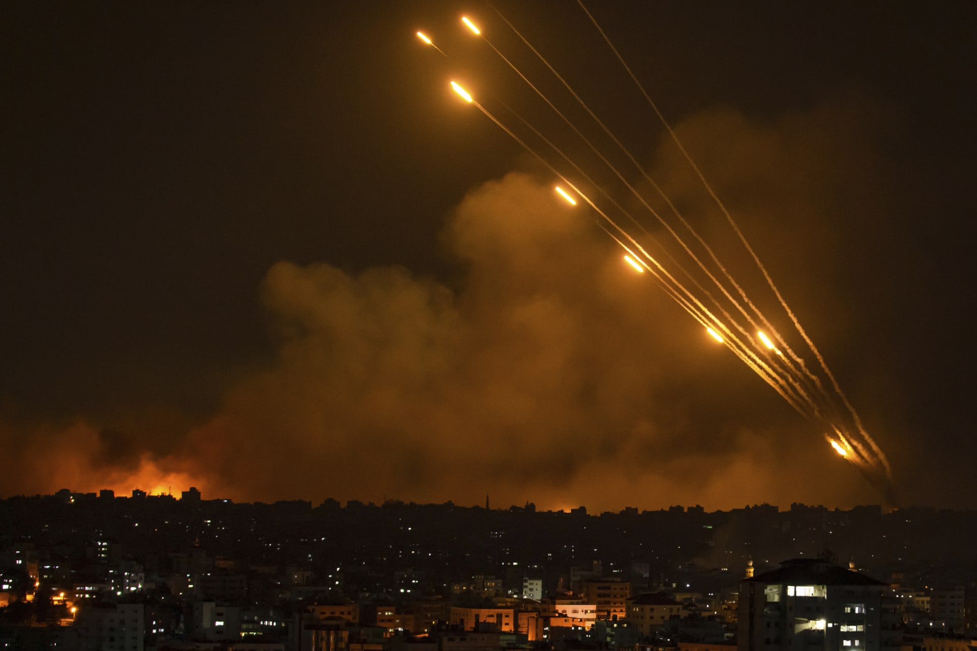Hamás pálí rakety na Izrael, den po masakru 7. října
