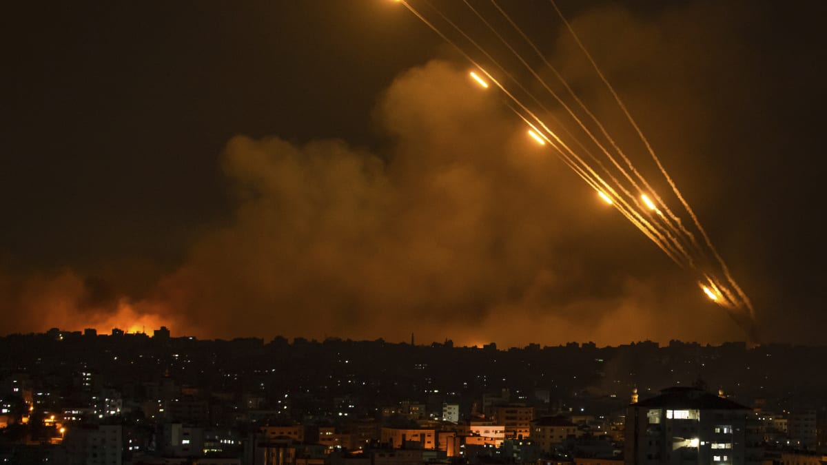 Hamás pálí rakety na Izrael, den po útoku ze 7. října.