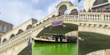 Benátky zezelenaly. Aktivisté obarvili slavný kanál, policie rozdala mimořádně tvrdé tresty