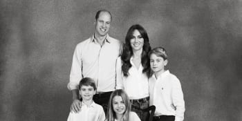 Královská rodina ukázala vánoční pohlednice. Černobílá ležérnost i barevná klasika