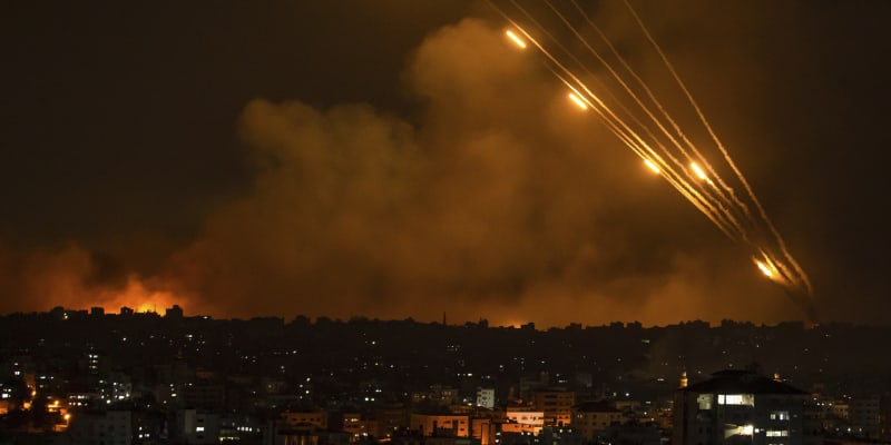 Hamás pálí rakety na Izrael, den po masakru 7. října.