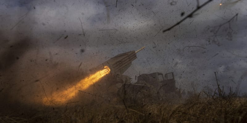Ukrajinský salvový raketomet Grad sovětské výroby pálí na ruské pozice u Kreminny (9. 3. 2023).