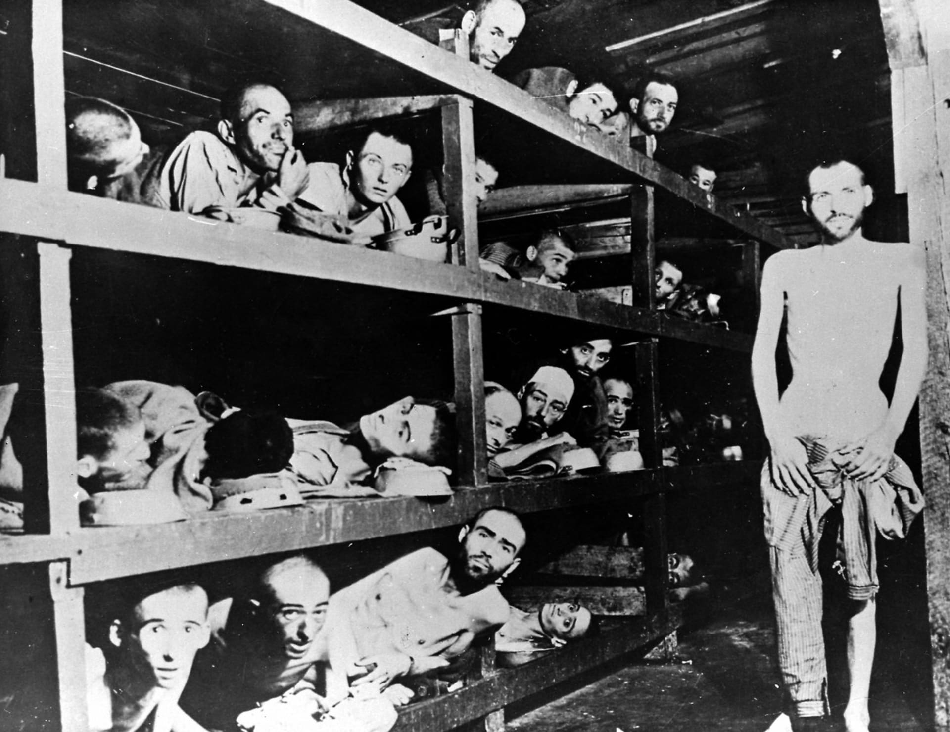 Vězni v koncentračním táboře Buchenwald během osvobození Američany 