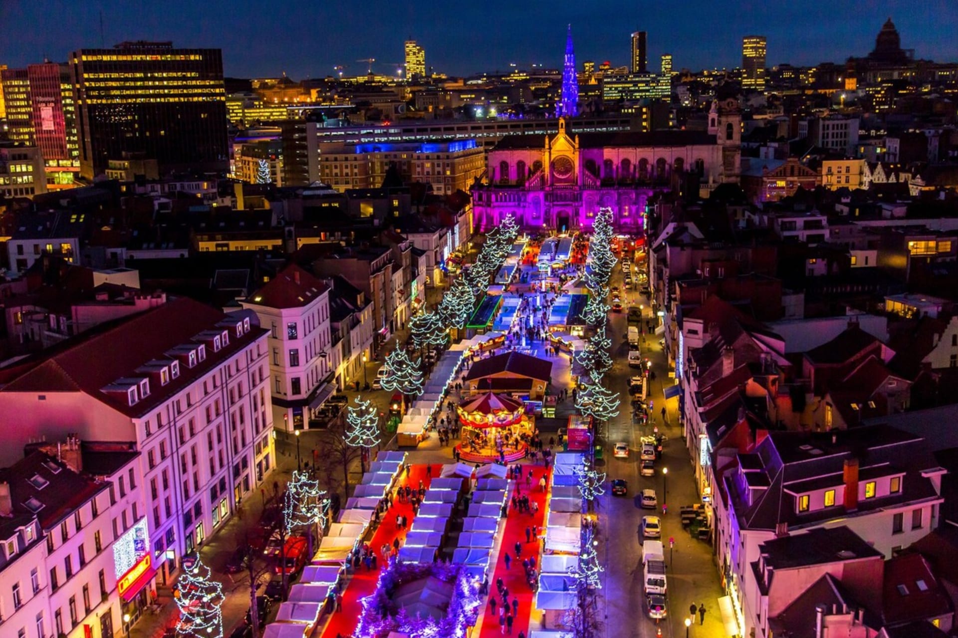 Winter Wonders v Bruselu je dvoukilometrová stezka plná stánků nabízejících vánoční zboží i místní pochoutky. 