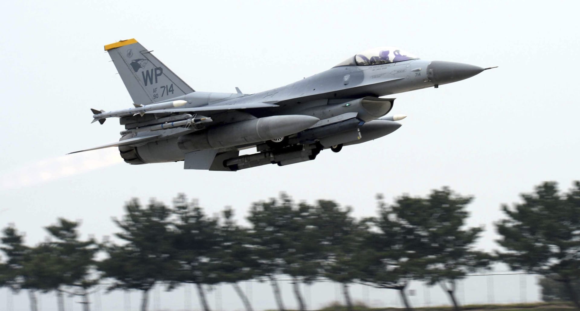 Americká stíhačka F-16 startuje během společného leteckého cvičení USA a Jižní Koreje na letecké základně Kunsan. Stejný model se v pondělí zřítil do moře. 