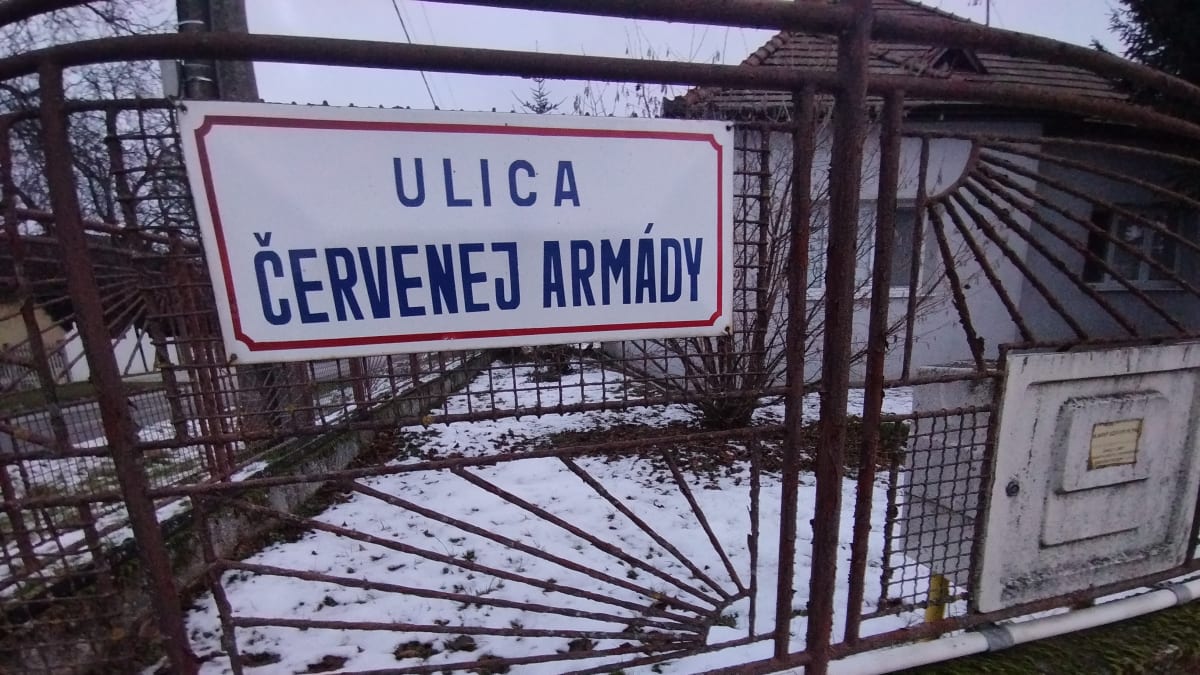 V ulici Červenej armády v Šoporni, tedy Rudé armády. Místní odmítají, že by se název mohl spojovat s dnešní ruskou armádou, která vojensky napadla Ukrajinu. Tuto symboliku v názvu ulice necítí.