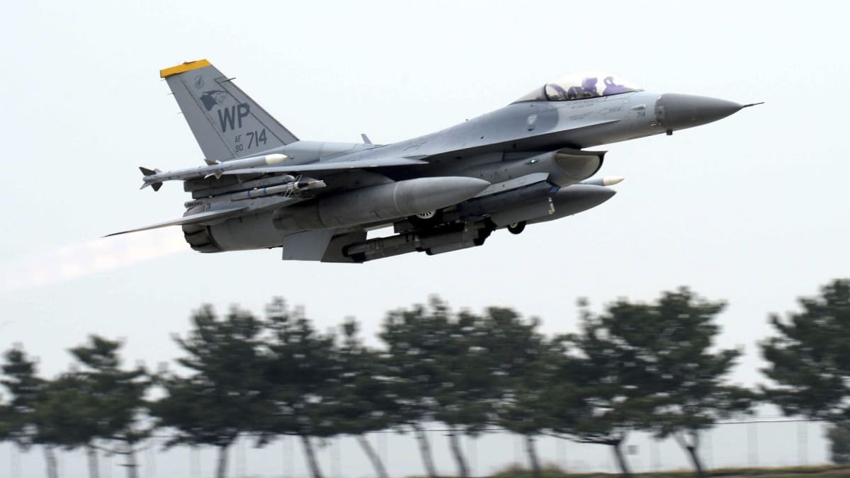 Americká stíhačka F-16 startuje během společného leteckého cvičení USA a Jižní Koreje na letecké základně Kunsan. Stejný model se v pondělí zřítil do moře. 