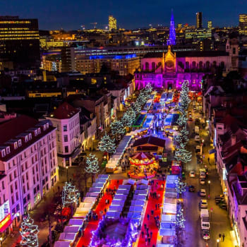 Winter Wonders v Bruselu je dvoukilometrová stezka plná stánků nabízejících vánoční zboží i místní pochoutky. 