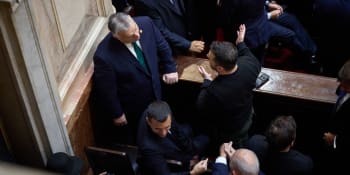 Nečekané setkání. Zelenskyj se bavil s Orbánem na inauguraci „argentinského Trumpa“