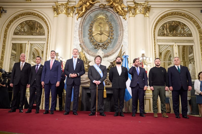 Ukrajinský prezident Volodymyr Zelenskyj a maďarský premiér Viktor Orbán (oba úplně vpravo) byli nečekanými hosty na inauguraci nové hlavy státu Argentiny Javiera Mileiho (uprostřed). Mezi další významné hosty se řadí také španělský král Felipe VI. (čtvrtý zleva).