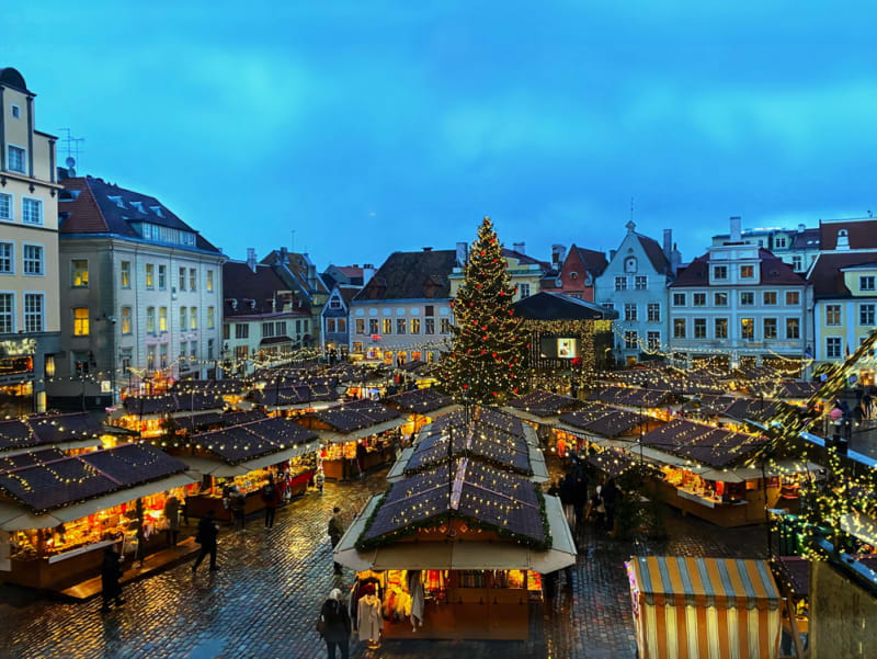 Malebné vánoční trhy v centru Tallinnu.