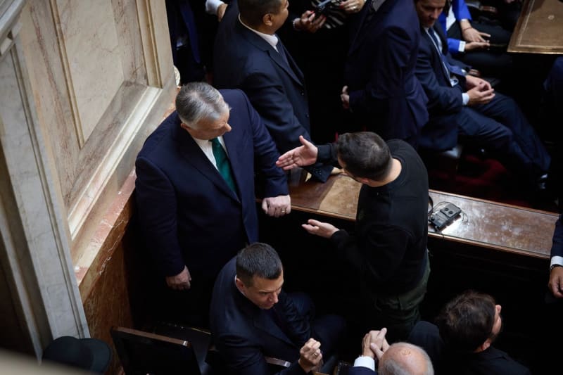 Ukrajinský prezident Volodymyr Zelenskyj a maďarský premiér Viktor Orbán byli nečekanými hosty na inauguraci nové hlavy státu Argentiny Javiera Mileiho. 