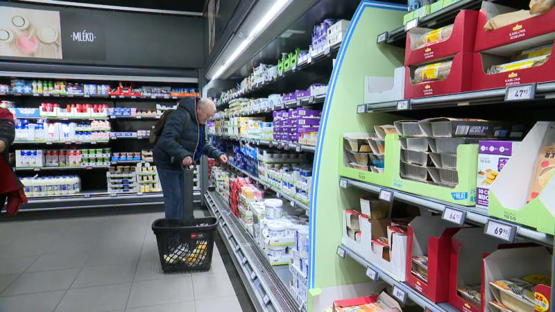 Nákupy v Polsku už se tolik nevyplatí, potraviny v českých obchodech zlevňují.