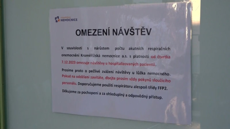 Některé nemocnice v Česku omezují návštěvy.