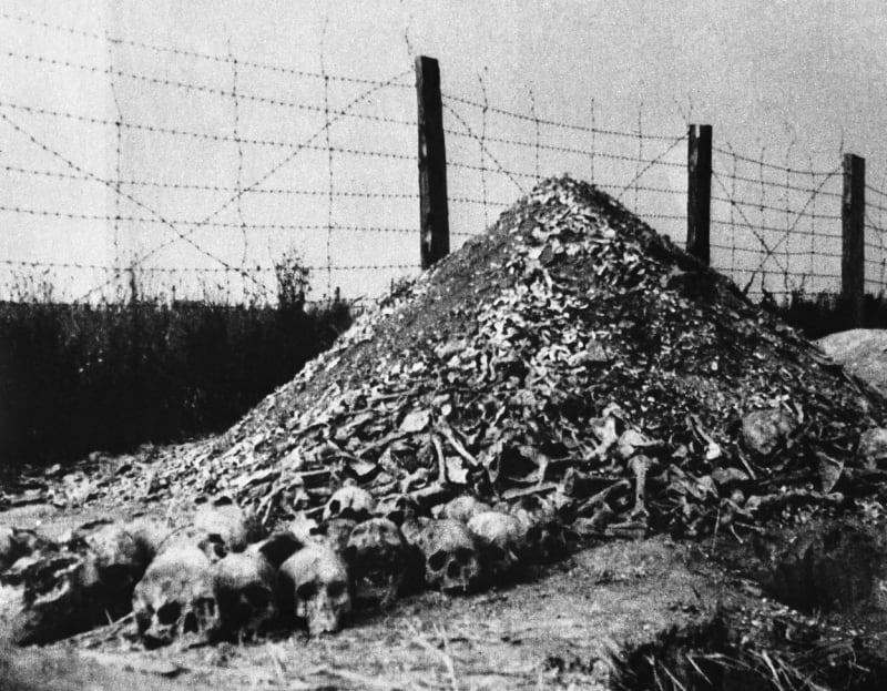 Hromada kostí v koncentračním táboře Majdanek