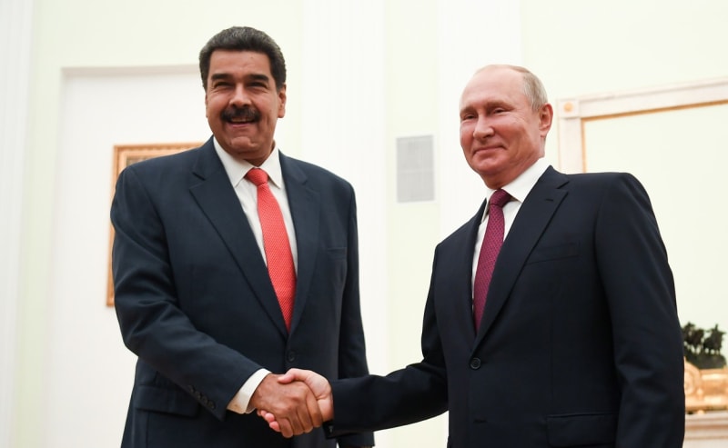Ruský prezident Vladimir Putin (vpravo) je spojencem svého venezuelského protějška Nicoláse Madura.