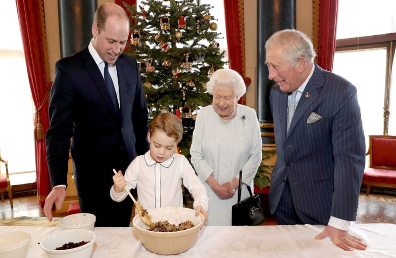 Čtyři generace královské rodiny připravovaly v roce 2019 vánoční pudink pro veterány.