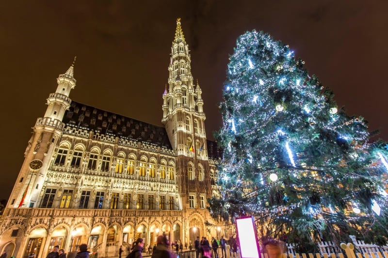 Obří vánoční strom na náměstí Grand Place v Bruselu
