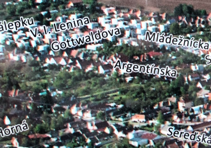 Plán obce vyvěšený na informační ceduli v centru slovenské Šoporňa dosvědčuje, jaké názvy ulic mají ve vesnici. Gottwaldovu i Vladmíra Iljiče Lenina.