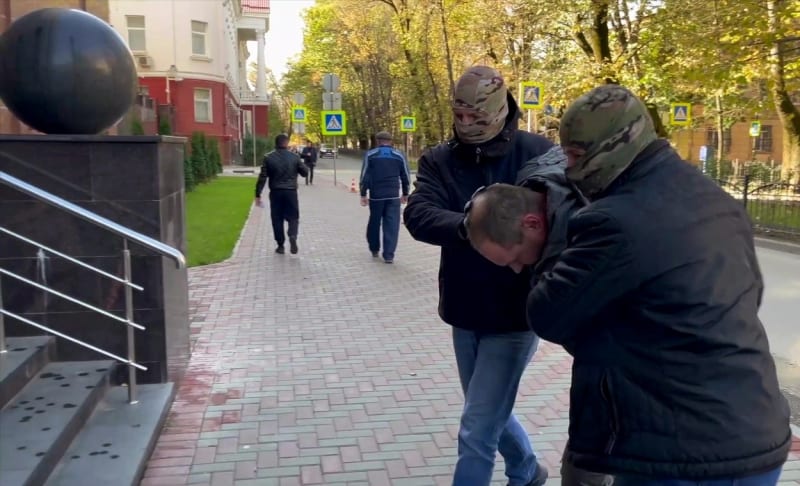 Ruská Federální služba bezpečnosti zveřejnila záběry ze zadržení údajných ukrajinských agentů (11. 12. 2023).