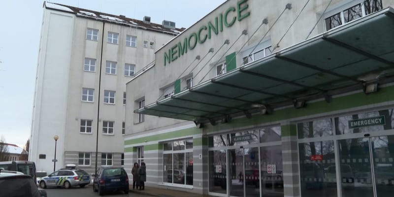 Některé nemocnice v Česku omezují návštěvy.
