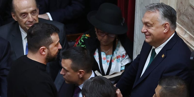 Ukrajinský prezident Volodymyr Zelenskyj a maďarský premiér Viktor Orbán byli nečekanými hosty na inauguraci nové hlavy státu Argentiny Javiera Mileiho. 