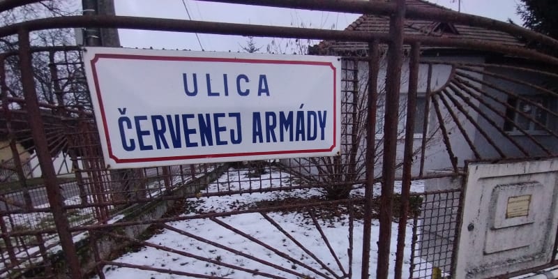 V ulici Červenej armády v Šoporni, tedy Rudé armády. Místní odmítají, že by se název mohl spojovat s dnešní ruskou armádou, která vojensky napadla Ukrajinu. Tuto symboliku v názvu ulice necítí.