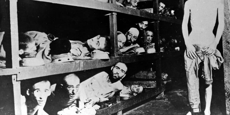 Vězni v koncentračním táboře Buchenwald během osvobození Američany 