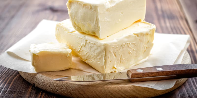 Máslo tvoří živočišný tuk, a sice mléčný. 