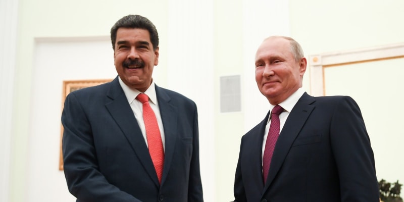 Ruský prezident Vladimir Putin (vpravo) je spojencem svého venezuelského protějška Nicoláse Madura.