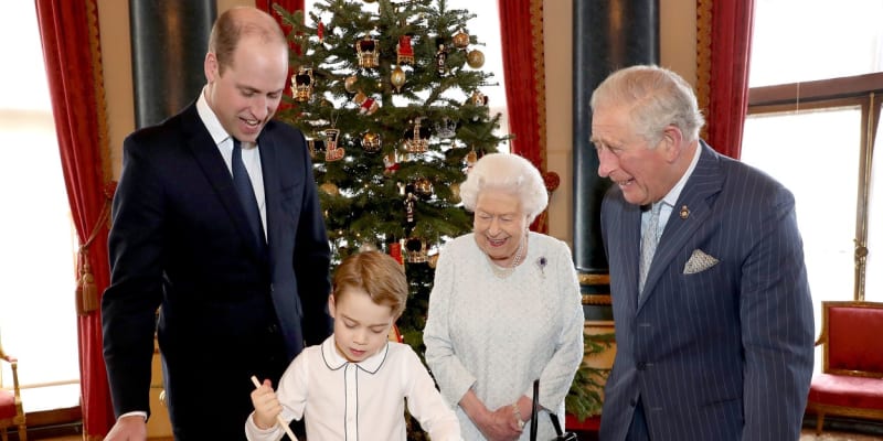 Čtyři generace královské rodiny připravovaly v roce 2019 vánoční pudink pro veterány.