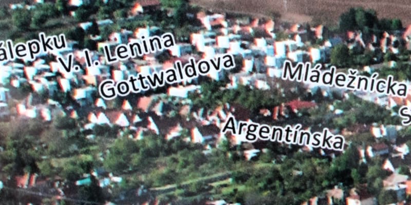 Plán obce vyvěšený na informační ceduli v centru slovenské Šoporňa dosvědčuje, jaké názvy ulic mají ve vesnici. Gottwaldovu i Vladmíra Iljiče Lenina.